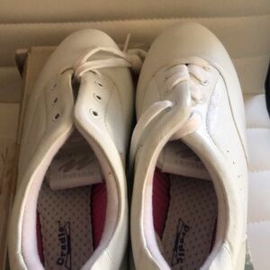 White leather sneakers the walker’s choice by natural sport brand new